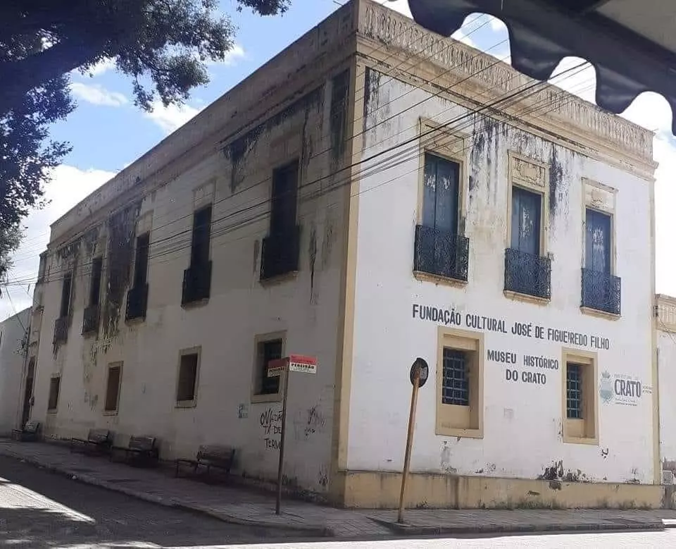 Descaso da Prefeitura do Crato > Defesa Civil isola prédio histórico no Crato após parte da estrutura desabar